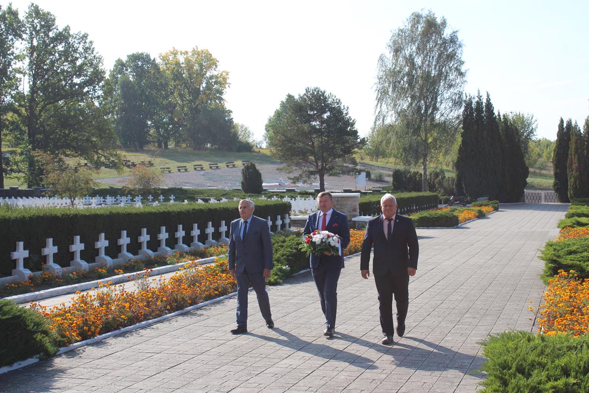 Poseł na Sejm RP Pan Jarosław Rzepa. W trakcie wizyty udał się z władzami gminy na Cmentarz Wojennym