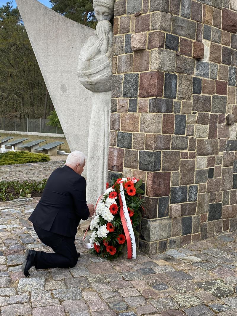 Złożenie kwiat&oacute;w Cmentarz Siekierkowski 1