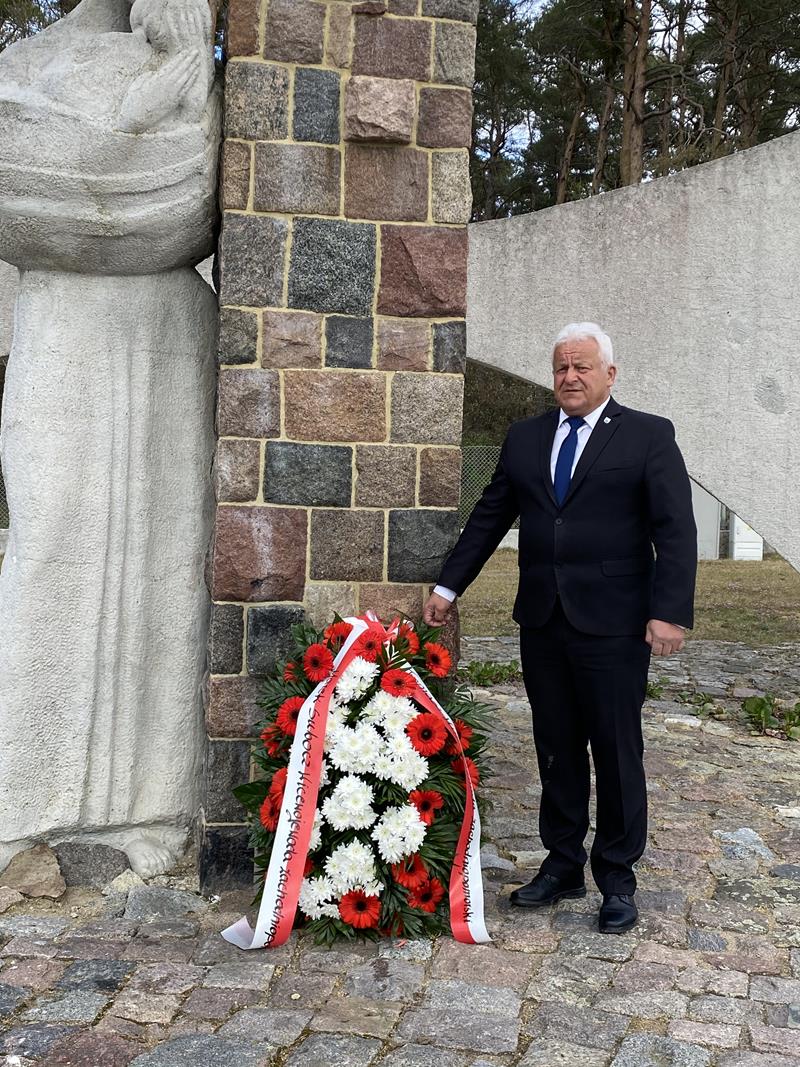 Złożenie kwiat&oacute;w Cmentarz Siekierkowski 2