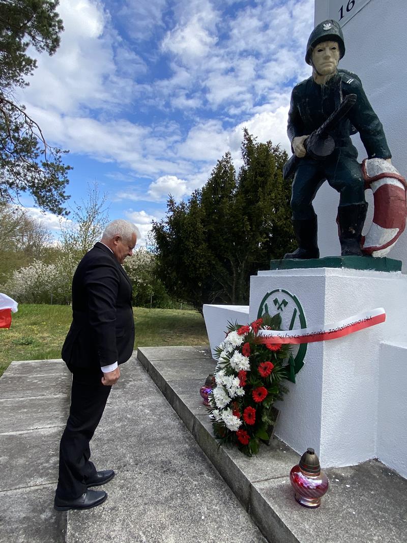 Złożenie kwiat&oacute;w Pomnik Sapera Gozdowice 1